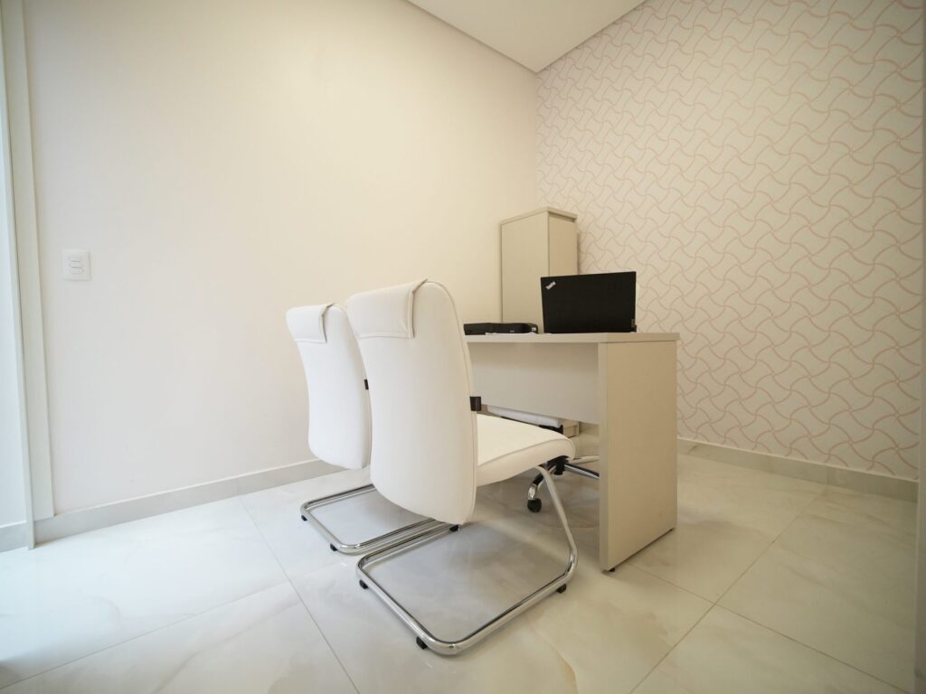 Sala de espera da clínica Plures Care